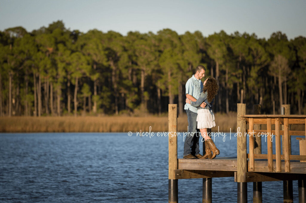 engagement couple kissing in the pier over the lake