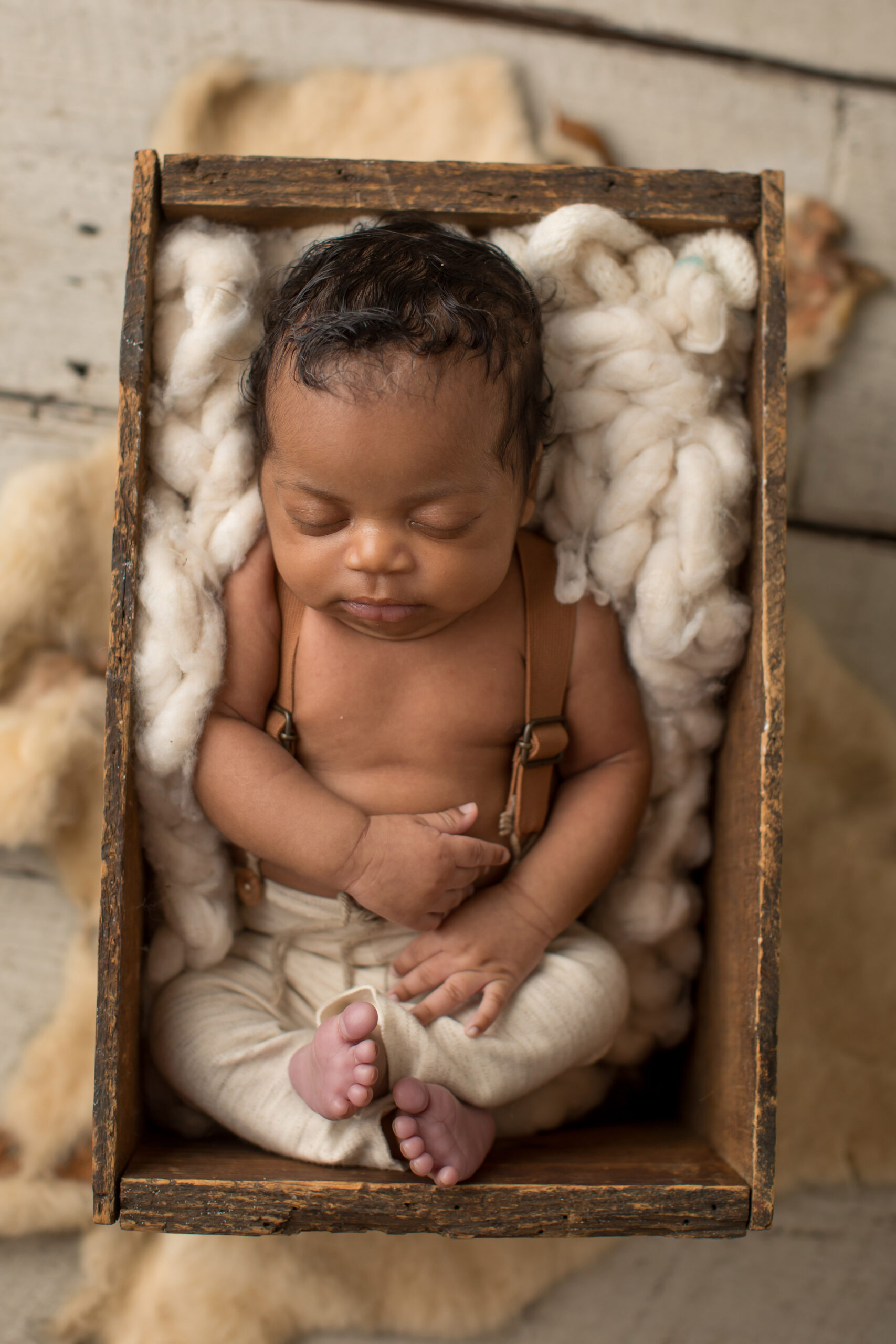 I'm a Tallahassee newborn photographer. I love capturing those first few days of your baby's life. It's a special time that goes by so quickly. Let's capture those precious moments together!